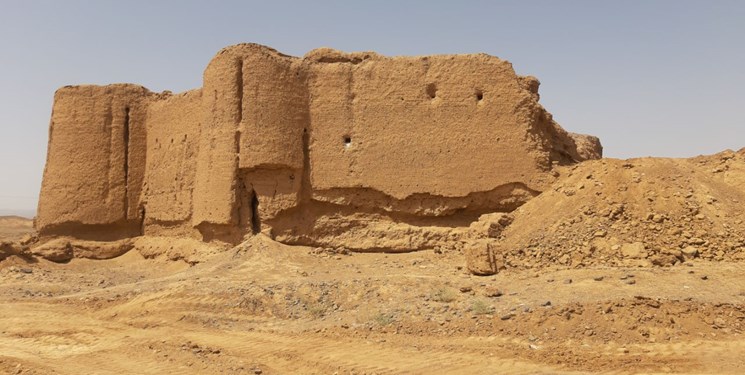 حفاری های غیرمجاز در محوطه‌های قلعه تاریخی روستای شهراب